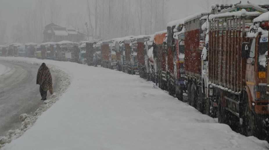 बर्फ जमने के कारण तीसरे दिन भी बंद है श्रीनगर-जम्मू राष्ट्रीय मार्ग